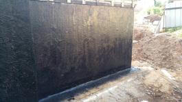 איטום מרתף בהתזה שמבצעת חברת האיטום "האחים תמם"